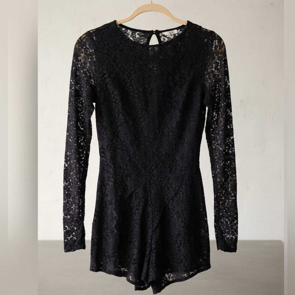 Dolce Vita Elegant Navy Lace Romper Open Back, Size XS, Like New, So Feminine!